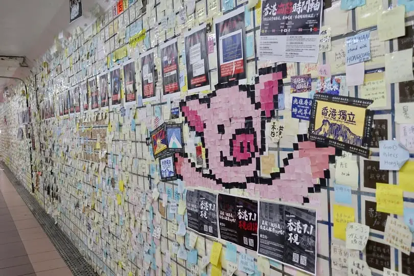 ▲遭清除的台中連儂牆部分牆面，有台獨旗、翠青旗、圖博旗，以及香港獨立旗，創作者大呼可惜。（圖／翻攝陳致豪臉書，2025.04.16）