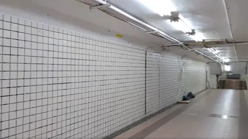 台中連儂牆遭無預警清除 盧秀燕慘揹鍋!禍首廣三SOGO道歉了 ▲原本的連儂牆被清除得乾乾淨淨,網友怒喊「清了就再貼回去」!(圖/翻攝網路,2025.04.16)