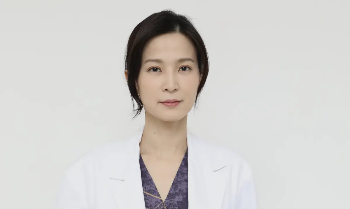 ▲楚宣（如圖）回歸《好運來》，帶著出獄的角色「麗芬」繼續撈錢，還開密醫工作室。（圖／民視提供）