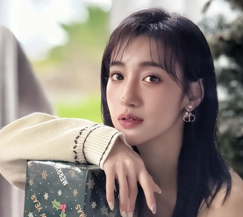 ▲夏宇禾（如圖）與大13歲男星Gino交往6年，2023年分手後女方被傳出暴瘦10公斤。此外，Gino似乎不想和夏宇禾扯上關係，他的經紀人更直接說，「不認識夏宇禾」。（圖／夏宇禾 IG）