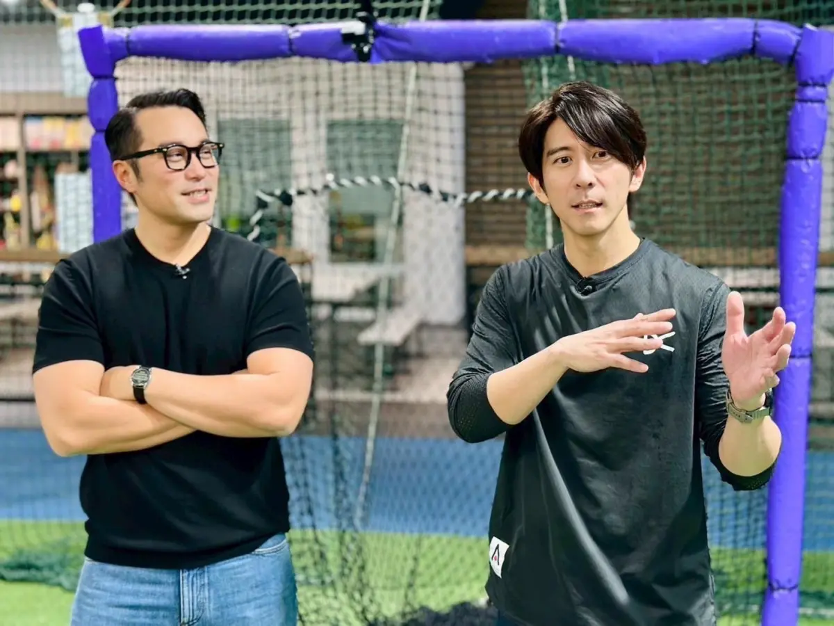 ▲修杰楷（右）找張孝全（左）上自己的YT節目《修TIME》，兩人PK棒球，修杰楷因為一直失誤，最後乾脆抱著球桶沖到板子前面狂砸。（圖／《修TIME》提供）