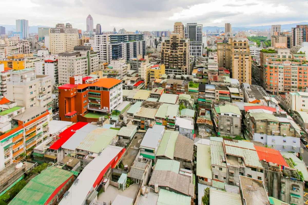 ▲近10年間，台北市屋齡超過30年的住宅交易占比從31.9%擴大至54.7%，成為當前台北市房市交易的主流。（圖／永慶房屋提供）