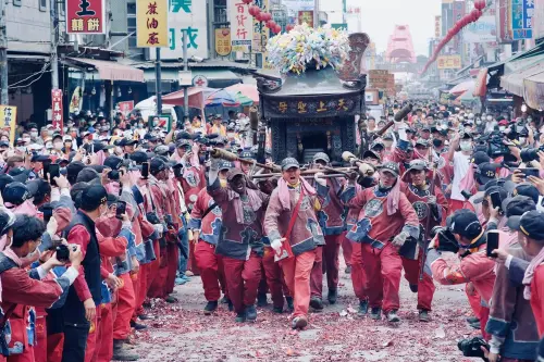 ▲4、5月苗栗白沙屯媽祖的粉轟超跑前往北港進香，數十萬香客跟隨媽祖到北港朝天宮，整個北港變成粉紅海。（圖／北港朝天宮官網）