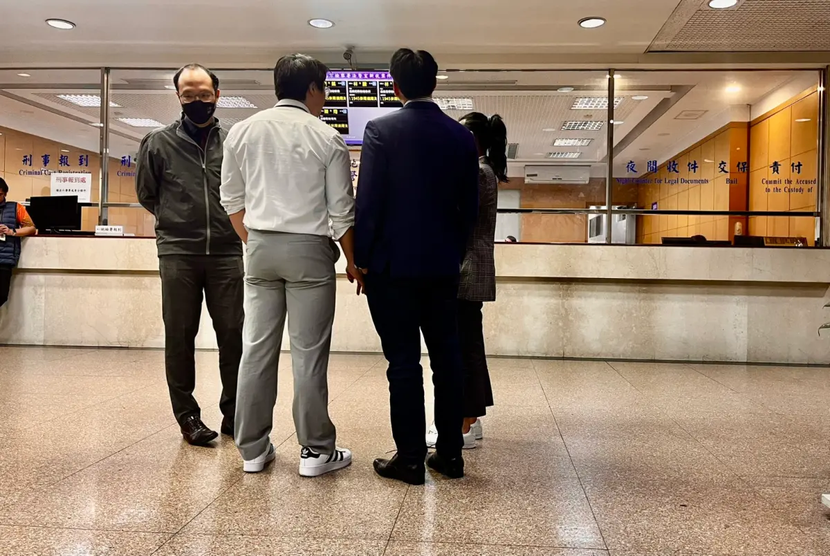 ▲14日凌晨3時許，「罷免四騎士」律師仍在北檢加班，其中滿志剛的委任律師因滿志剛不想交保，一度在北檢爆發口角。（圖／記者李政龍攝）