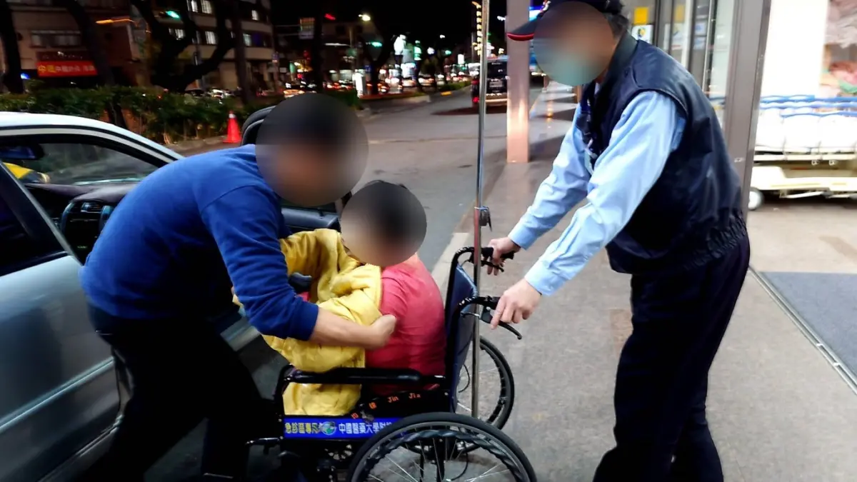 ▲員警協助母子倆趕往醫院，將原需約10分鐘的路程大幅縮短至3分鐘內即趕抵急診室（圖/記者鄧力軍翻攝）