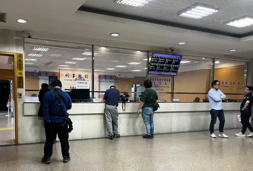 14日凌晨3時許,國民黨台北市議員徐弘庭,仍守候在台北地檢署,最後也是徐弘庭幫忙湊齊6人保釋金。(圖/記者李政龍攝) ▲14日凌晨3時許,國民黨台北市議員徐弘庭,仍守候在台北地檢署,最後也是徐弘庭幫忙湊齊6人保釋金。(圖/記者李政龍攝)