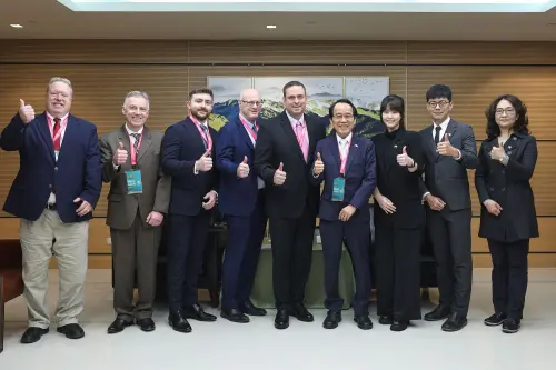 ▲紐約州橘郡與高雄締結姊妹市，源於郡長紐豪斯於2025年3月首次訪台，與副市長林欽榮深度交流智慧城市議題，雙方展現高度合作意願。（圖／高市府提供）