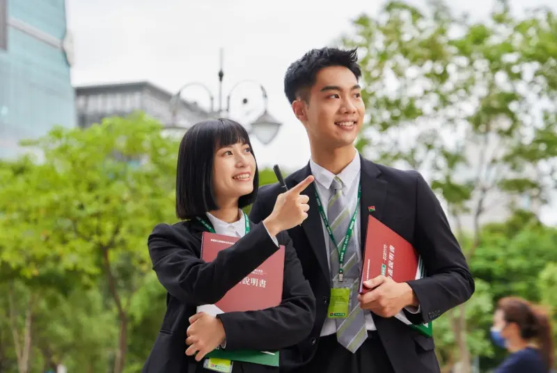 ▲雖然關稅政策衝擊，各行面臨挑戰，但許多人選擇重新配置資產於更保值的房產項目，讓房仲成為薪資與發展性更具潛力的業務職缺，不僅能接觸到深入的房產專業，亦可累積高含金量的客戶人脈，成為不少新鮮人挑戰自我、快速累積財富的理想起點。（圖／信義房屋提供）