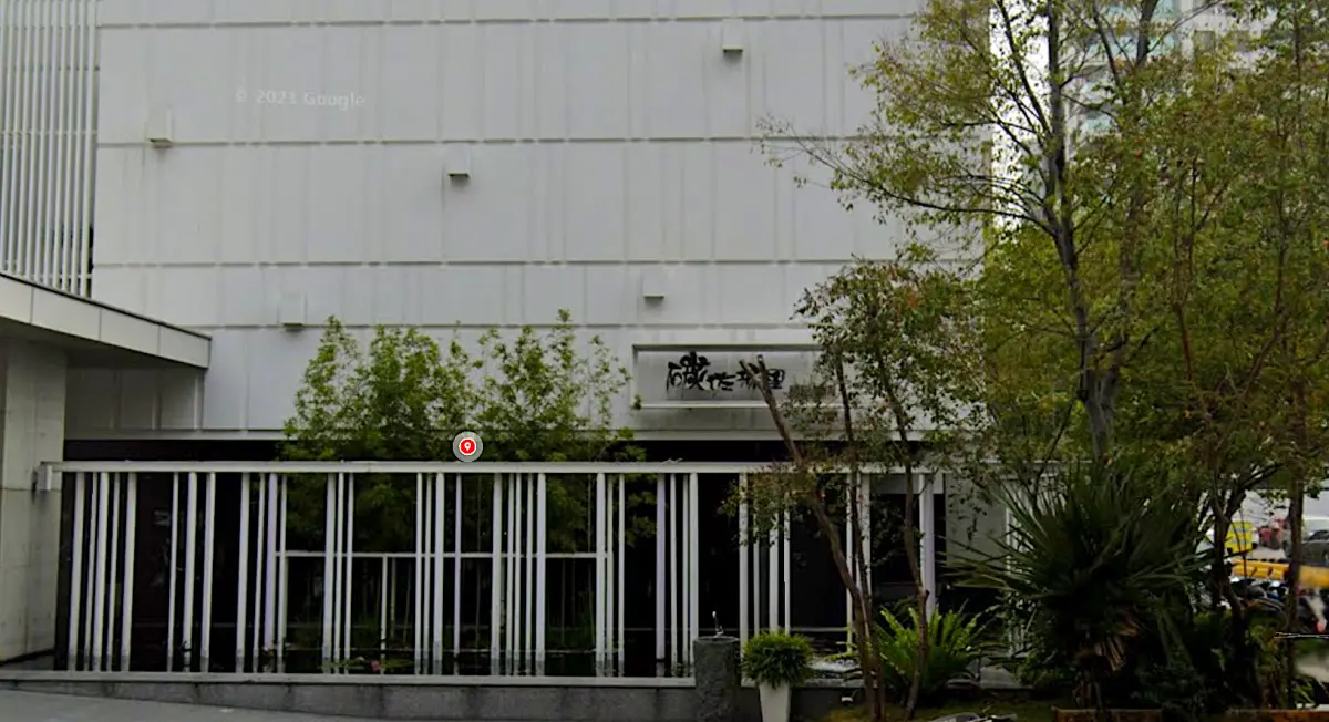 ▲台南開出全球最大燒肉園區的碳佐麻里，高雄高美店爆發食物中毒！8人吃完燒肉後上吐下瀉，累積4人就醫。衛生局獲通報後前往稽查發現缺失，勒令業者停業2天改善。官方回應「對不起」396字道歉全文。（圖／翻攝自Google Maps）