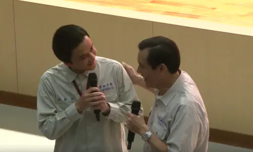 ▲宋建樑趁發問時間靠近馬英九。