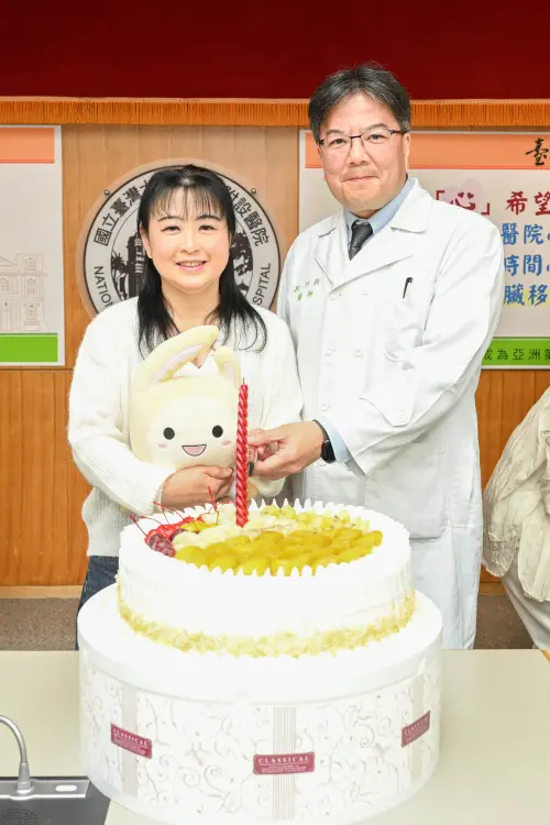 ▲蘇小姐是全球首例「不停跳、無缺血」心臟移植手術受贈者，今與操刀醫師紀乃新一起亮相。（圖／台大醫院提供）