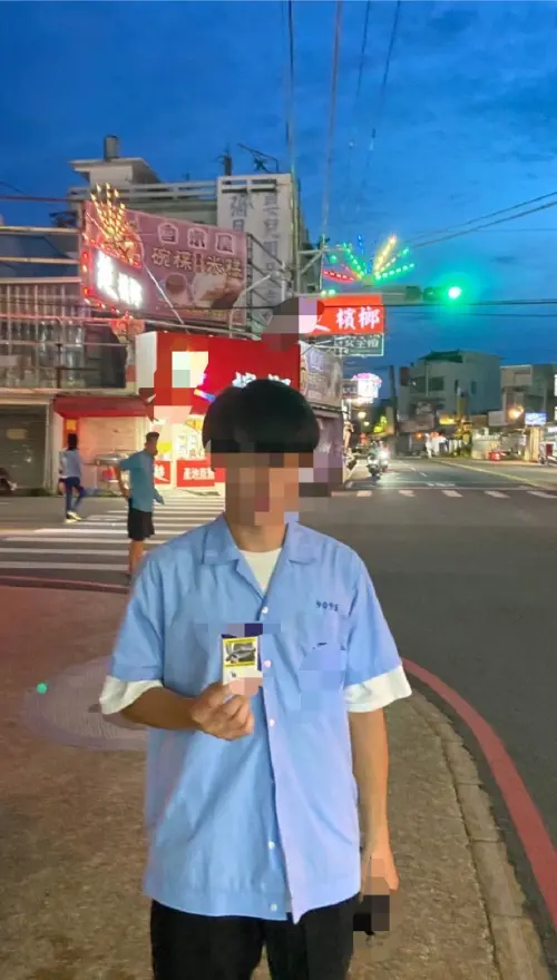▲穿上高中制服的測試人員，順利在檳榔攤買到紙菸。（圖／國健署提供）
