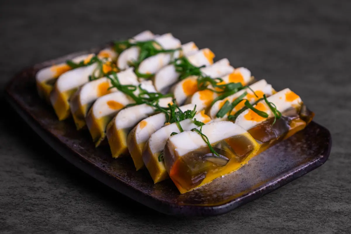 ▲三色蛋鹹香有味、不油不膩，是餐桌上的人氣料理，普橘島分享「三色蛋」好吃做法食譜。（圖／普橘島提供）