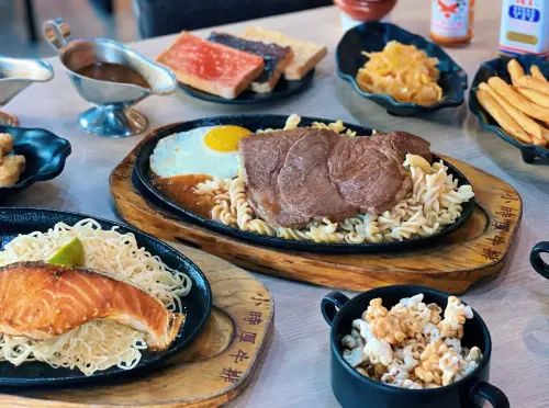 小時厚牛排主打親民排餐價位,最便宜的鐵板燒餐點只要120元。(圖/小時厚牛排臉書) ▲小時厚牛排主打親民排餐價位,最便宜的鐵板燒餐點只要120元。(圖/小時厚牛排臉書)