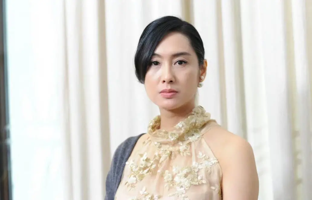 ▲在喜劇圈地位堪比周星馳的黃子華，曾被朱茵（如圖）當眾賞巴掌，傳言指出因為他罵朱茵是「母豬」，但真相並非如此，只是金像獎頒獎典禮的橋段罷了。（圖／翻攝自＠明星狀態微博）