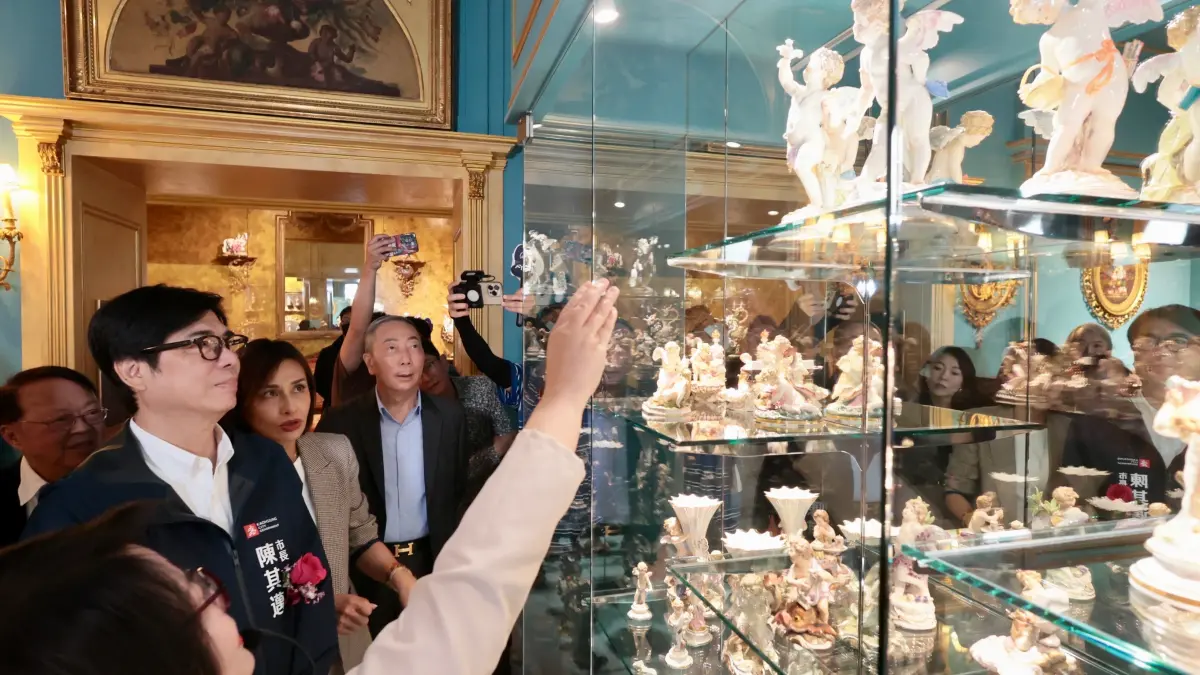 ▲陳其邁在導覽人員帶領下參觀館內豐富的瓷器典藏。（圖／高市府提供）