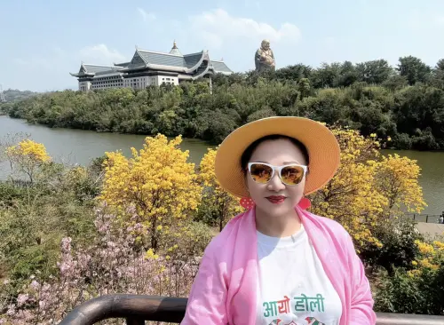 ▲白冰冰做YouTubeq頻道節目《誠懇逗陣》,拍攝新竹峨眉鄉的風鈴木美景。(圖/長興影視提供) ▲白冰冰做YouTubeq頻道節目《誠懇逗陣》,拍攝新竹峨眉鄉的風鈴木美景。(圖/長興影視提供)