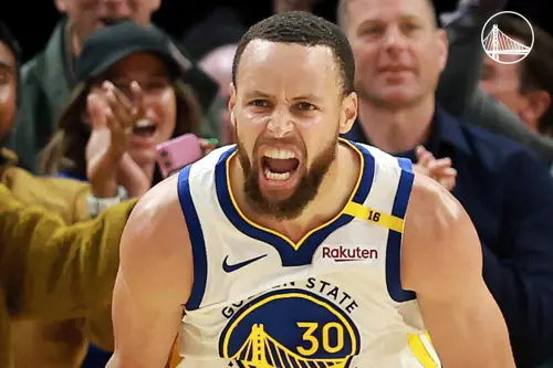 附加賽贏球後,Draymond Green透露自己關鍵時刻在場上出手一記三分球,Stephen Curry立刻走過和他示意,現在把球交給自己就可以了。 ▲附加賽贏球後,Draymond Green透露自己關鍵時刻在場上出手一記三分球,Stephen Curry立刻走過和他示意,現在把球交給自己就可以了。(圖/美聯社/達志影像)