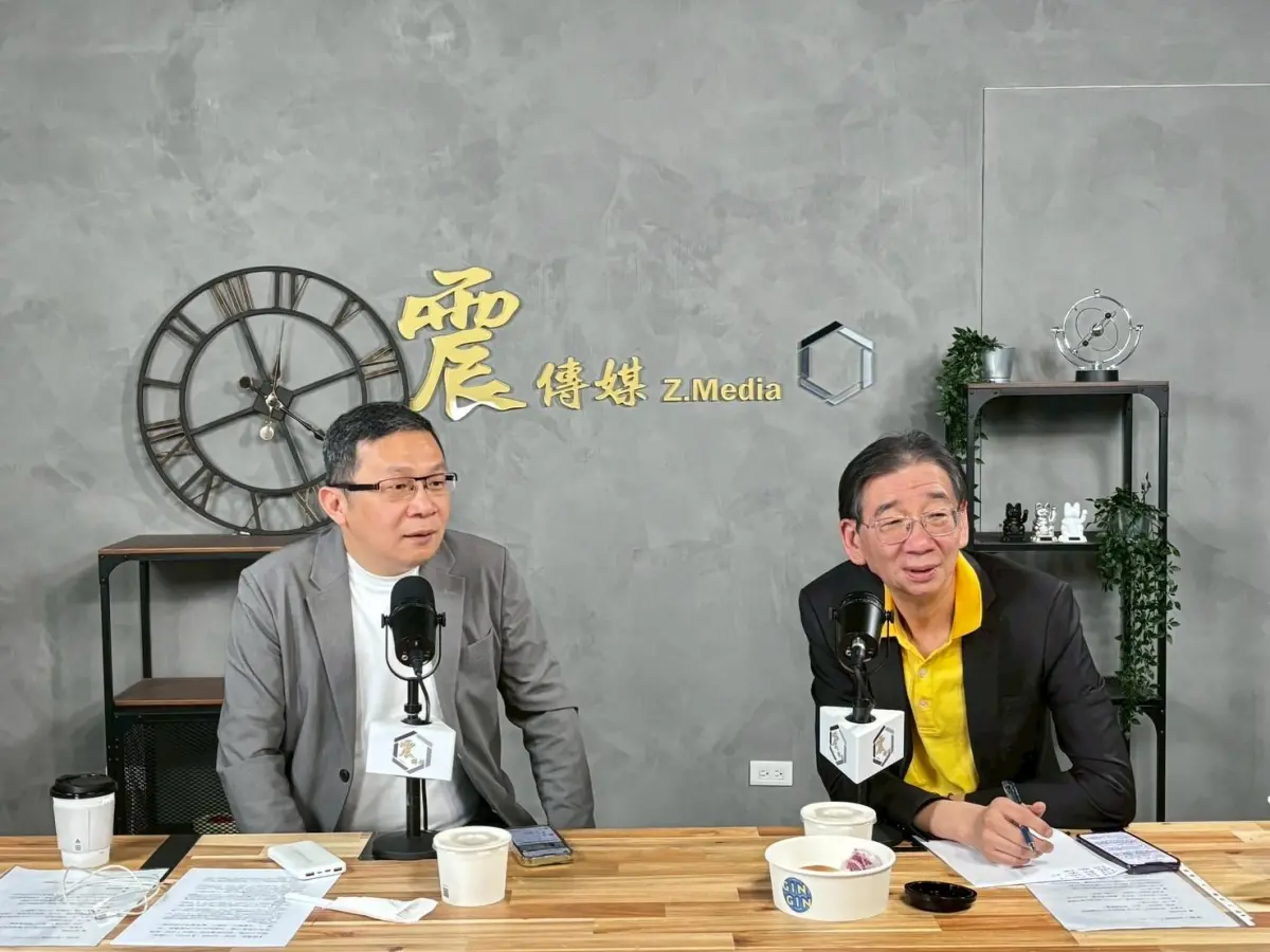 ▲罷免李坤城領銜人宋建樑移送新北地檢署複訊時，竟戴著象徵納粹的「卐」字臂章，資深媒體人尚毅夫感嘆，「是嫌國民黨氣太長。」（圖／震傳媒YT頻道）