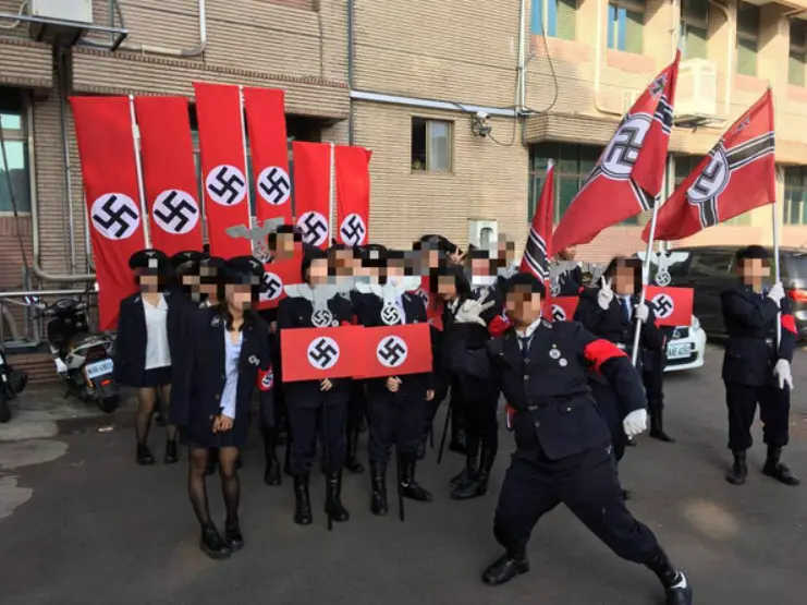 ▲2016年底，新竹市光復中學學生在校慶表演時身穿德國納粹軍服，揮舞卐字旗，鬧上國際。（圖／資料照片）