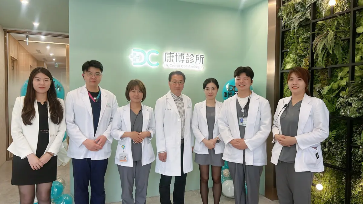 ▲康博診所院長蔡時安（左四）與團隊合照。（圖／康博診所提供）