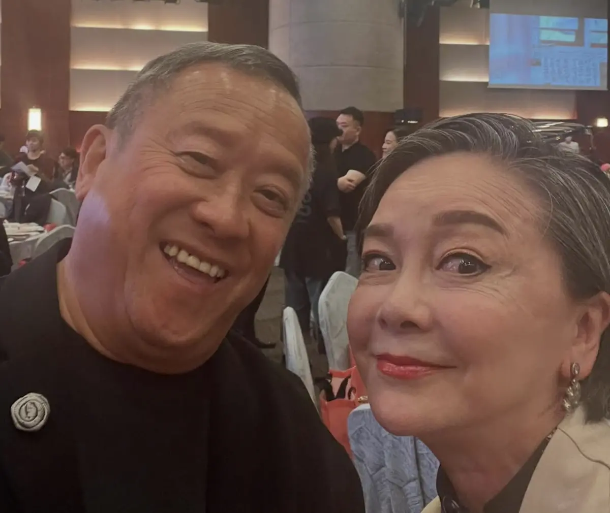 ▲曾志偉（左）近日舉辦72歲生日宴會，現場聚集眾多明星，其中三級片始祖葉子楣穿著緊身旗袍亮相，驚艷眾人。（圖／查小欣 IG）