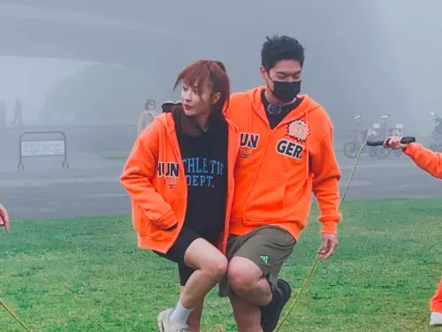▲藝人Julia(左)、許孟哲(右)進行「雙人單腳跳繩」關卡時，被笑看起來像起乩。（圖／中視提供） 