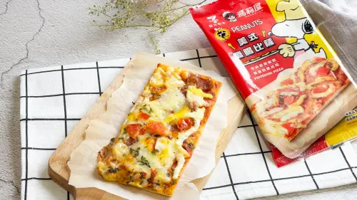 ▲瑪莉屋比薩與人氣角色史努比攜手推出聯名款經典口味美式臘腸披薩。(圖/翻攝畫面) ▲瑪莉屋比薩與人氣角色史努比攜手推出聯名款經典口味美式臘腸披薩。(圖/翻攝畫面)