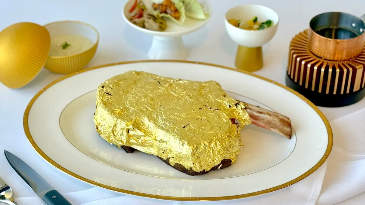 ▲獲米其林餐盤推介的台北大直LOPFAIT樂斐法式餐廳，推出LOPFAIT Grill副品牌。以Fine Dining精髓端上佛羅倫斯風味丁骨牛排、24K金箔牛排，全新菜單價格開箱一覽。（圖／記者蕭涵云攝）