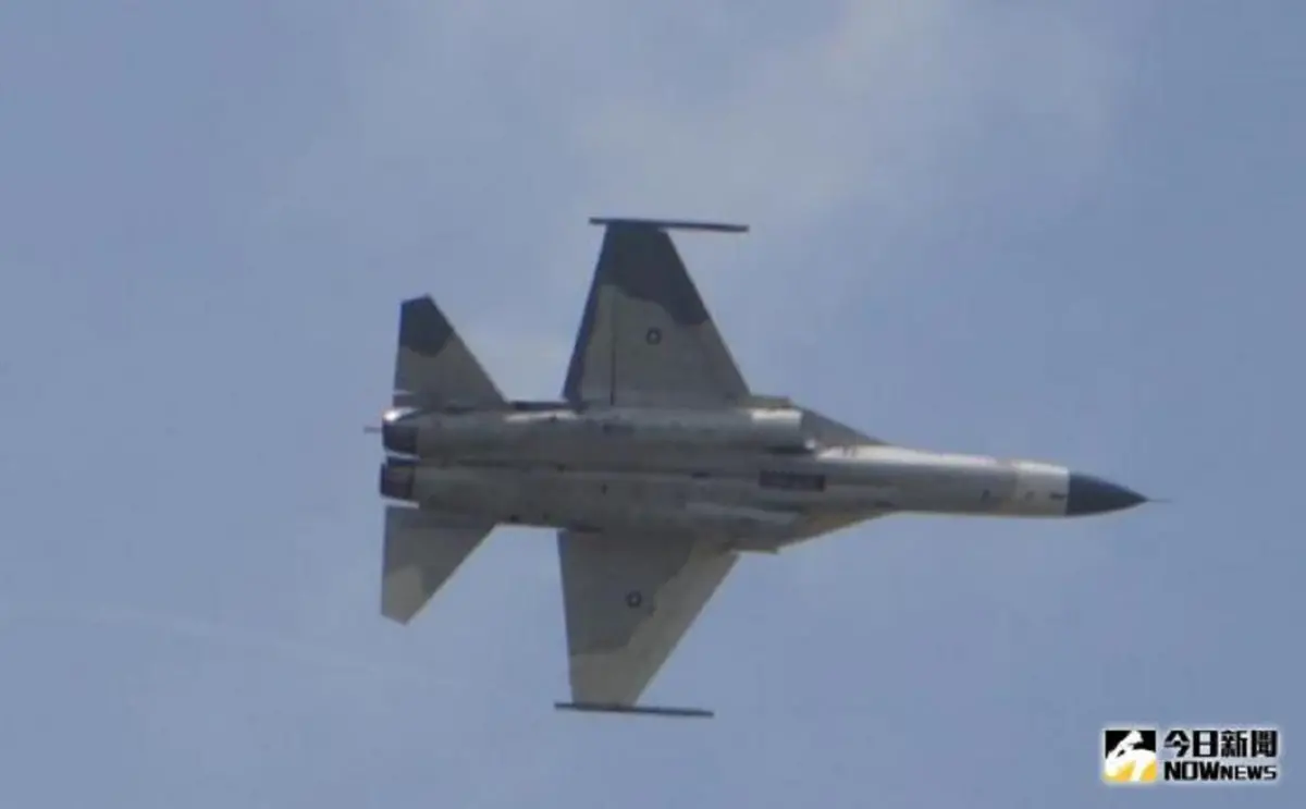 ▲漢翔遭爆料，今年5月借用空軍的IDF單座機（機號1451）執行任務時，卻在返回台中清泉崗基地、落地時，竟發生爆胎事件。圖為非新聞事件中飛機。（資料照／呂炯昌攝 ）