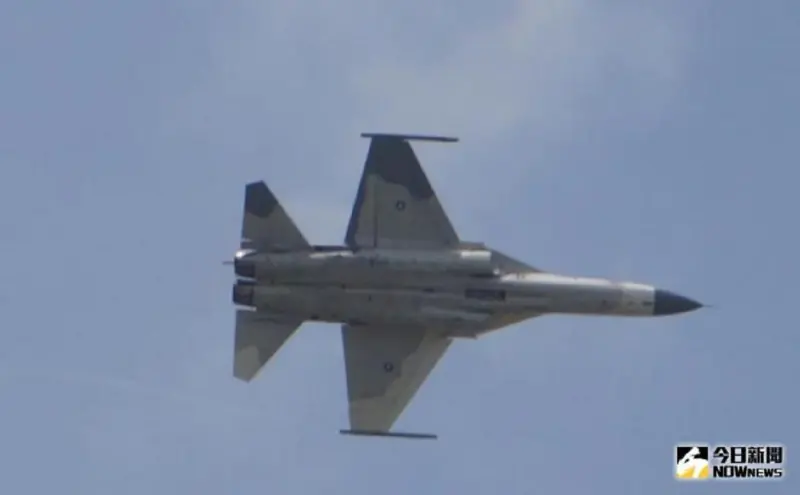 ▲漢翔遭爆料，今年5月借用空軍的IDF單座機（機號1451）執行任務時，卻在返回台中清泉崗基地、落地時，竟發生爆胎事件。圖為非新聞事件中飛機。（資料照／呂炯昌攝 ）