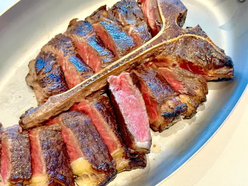 ▲「澳洲ＡLEGACY熟齡母和牛丁骨牛排」肉質軟嫩。（圖／記者蕭涵云攝）