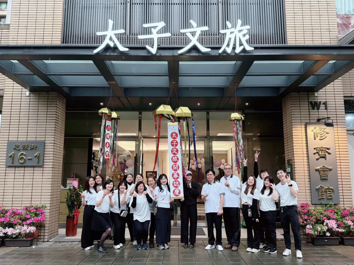 ▲玲廊滿藝攜手太子建設，與藝術家草筆繪畫創始者阿力（余思瑩）合作，於全新落成的太子文旅修齊館盛大舉辦《力耀臺灣》藝術個展。（圖／玲廊滿藝Facebook）