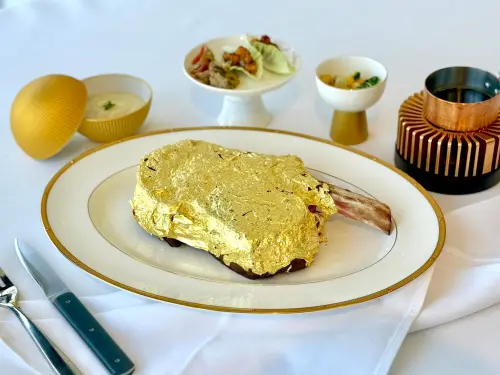 ▲「24K金箔牛排」貼滿20片金箔上桌，十足搶眼。（圖／記者蕭涵云攝）