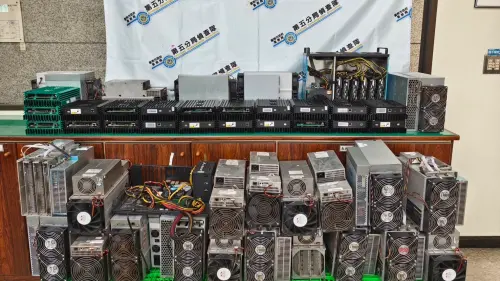 ▲吳姓男子在家設置虛擬貨幣礦場，還盜用台電電力，初估台電損失700萬元電費，警方共查扣46台挖礦主機。（圖／警方提供）
