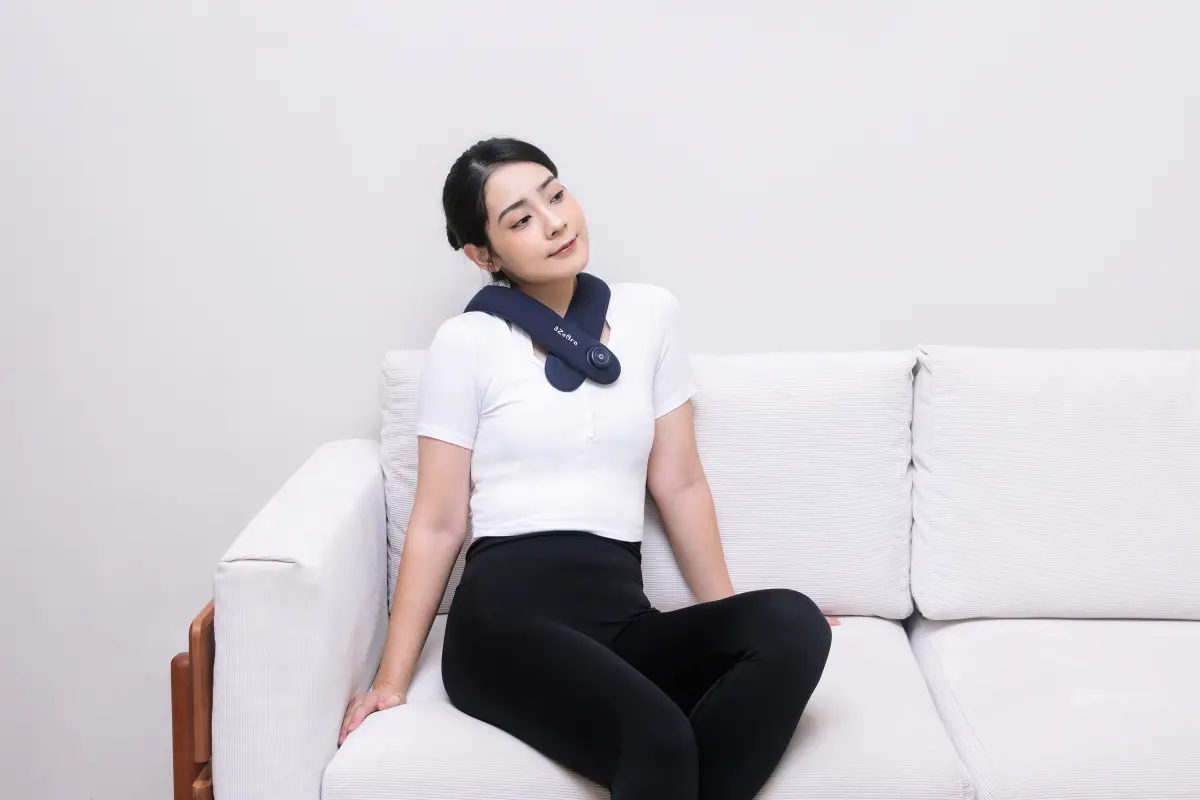 ▲這款無線紅光溫敷圍巾，搭載 44 顆紅光點震發熱，輕巧貼身、操作簡便。（圖／業者提供）