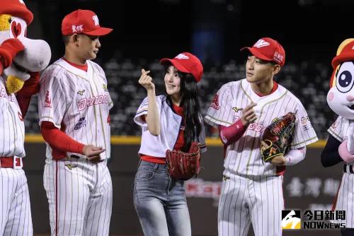GYUBIN(中)與味全龍球星劉基鴻、郭天信合力完成開球儀式後,留在場上合影。(圖/記者朱永強攝) ▲GYUBIN(中)與味全龍球星劉基鴻、郭天信合力完成開球儀式後,留在場上合影。(圖/記者朱永強攝)