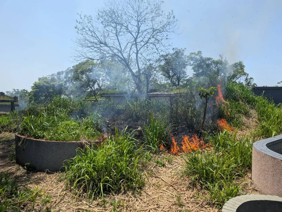 ▲桃園大溪美華第二公墓今（16）日中午突然起火燃燒，一名70歲許姓男子疑似為滅火不慎摔倒，身體有多處燒燙傷，送醫急救後，仍傷重不治。（圖／桃園市消防局提供）