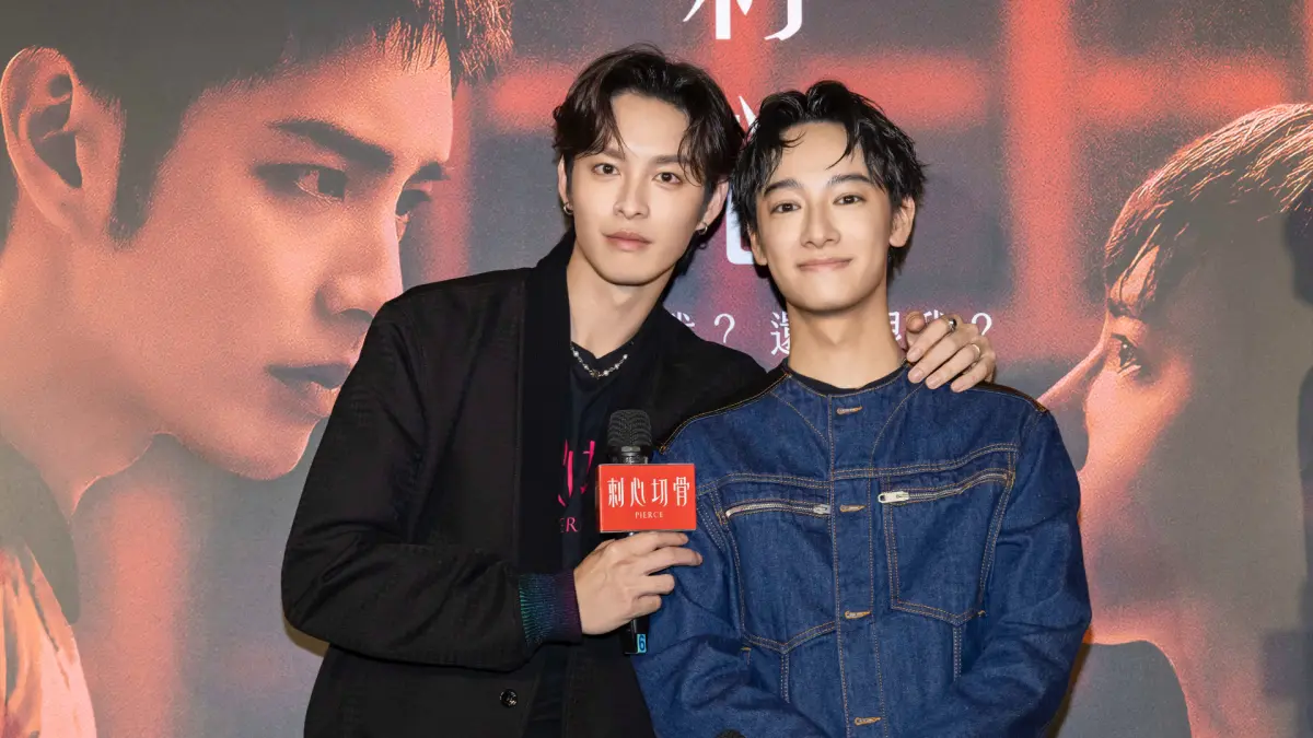 ▲新加坡導演劉慧伶自編自導的電影《刺心切骨》，今（16）日舉辦首映會，片中，主演劉修甫（右）和曹佑寧（左）飾演兄弟，劉修甫的個性陰暗內斂，而曹佑寧飾演一位個性難以捉摸的人，讓人永遠猜不透。（圖／前景娛樂、劇匯文創提供）