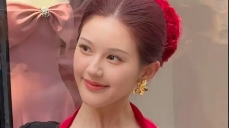 ▲中國女星趙露思近日出席活動時，因異常尖銳的下巴曲線被網友酸整過頭，就像一顆「行走的芒果」。（圖／翻攝自微博 ＠我是麓燚）