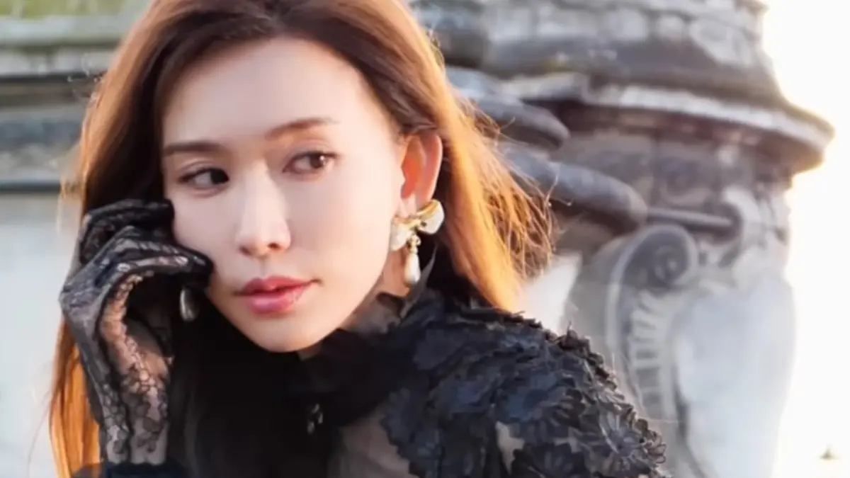 ▲林志玲昨（15）日曝光日前到巴黎參加時裝周的花絮，神級美顏加上性感禮服讓不少粉絲對比她早已年過半百的歲數，直呼：「太不合理！」（圖／IG chiling.lin）