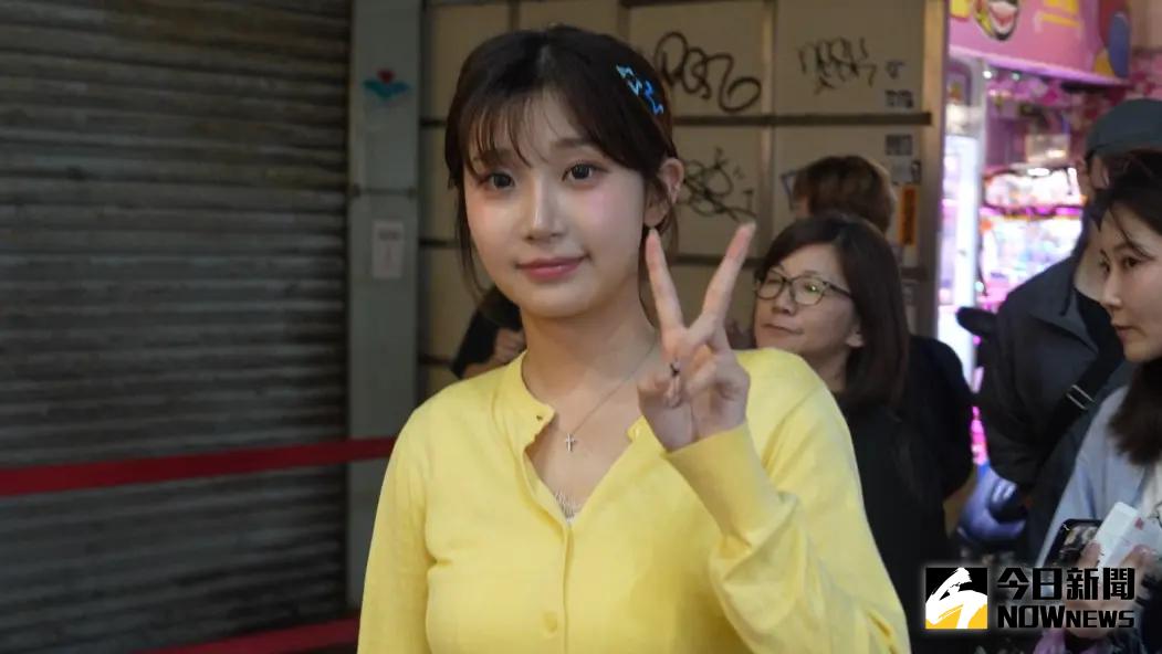 ▲近期深陷風波的韓籍啦啦隊女神李珠珢今（16）日現身臨江街夜市遊玩，陪同的是富邦總經理陳昭如，可見李珠珢仍是富邦小公主，對此不少粉絲苦勸：「多愛台灣一點。」（圖／讀者提供）