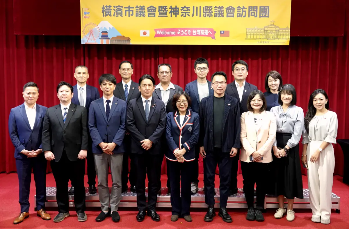 ▲橫濱市及神奈川縣議會訪團16日拜會高雄市議會，議長康裕成率各黨團議員們熱情歡迎。（圖／高市議會提供）