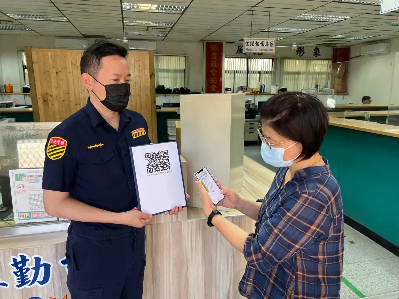 ▲「交通違規簡訊服務系統」所有民眾皆適用，民眾可用手機號碼或以QRCord掃描登錄，並待簡訊通知審核結果，就可以第一時間掌握交通違規資訊了！（圖／高市警局交通大隊提供）