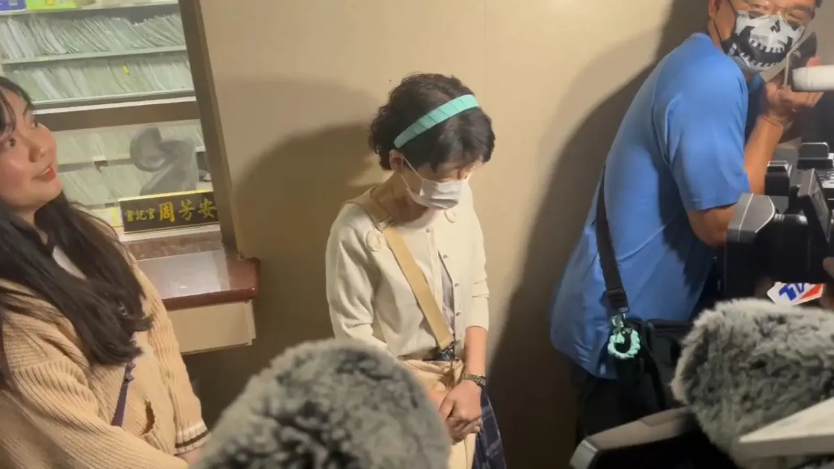 ▲柯文哲妻子陳佩琪到台北地院排旁聽證。（圖／翻攝畫面）