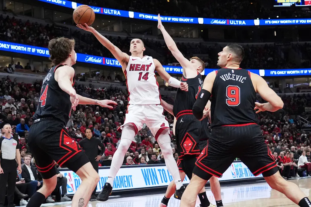▲東區附加賽由東區第10名的邁阿密熱火對決東區第9的芝加哥公牛，熱火這一場從上半場就壓制對手，一度領先多達24分，熱火球星「英雄哥」Tyler Herro這一場大殺四方，狂砍38分，率領球隊以109：90贏球，取得下一場和亞特蘭大老鷹交手、爭取東區第8種子的資格。（圖／美聯社／達志影像）