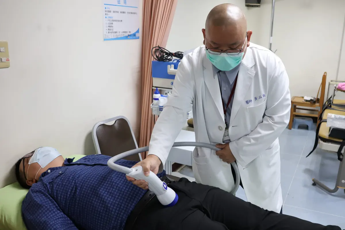▲李綜合醫院泌尿科主治醫師黃品叡說，體外震波治療能治療性功能障礙(圖／醫院提供2025.4.17)