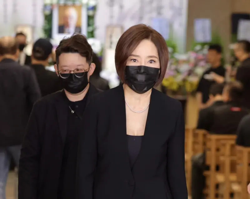 ▲于美人（中）特別來送曾提攜過自己的金鐘獎製作人葉天健最後一程，語帶哽咽表示他終於能到可以安息的地方。（圖／記者李政龍攝）