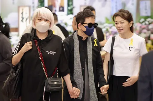 ▲包翠英（左起）、陳凱倫、葛蕾也參加頗有交請的金鐘獎製作人葉天健告別式，懷念他生前的情誼。（圖／記者李政龍攝）