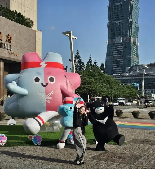 ▲北市觀傳局長余祥特別介紹4公尺高壯寶氣偶。（圖／北市關傳局提供）